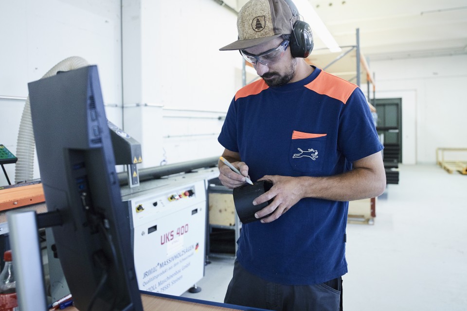 Préfabrication de systèmes de parois en applique Spescha Haustechnik AG