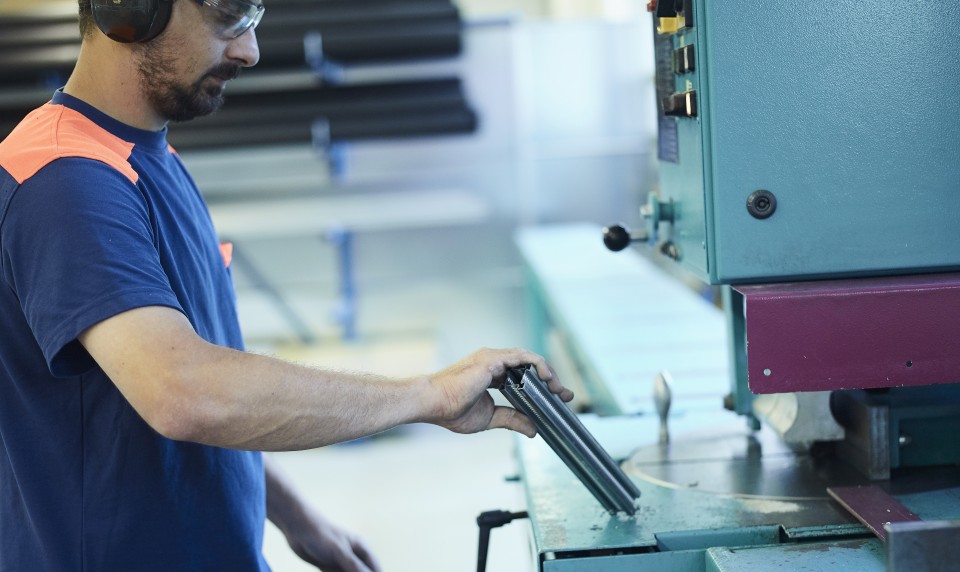 Préfabrication de systèmes de parois en applique Spescha Haustechnik AG