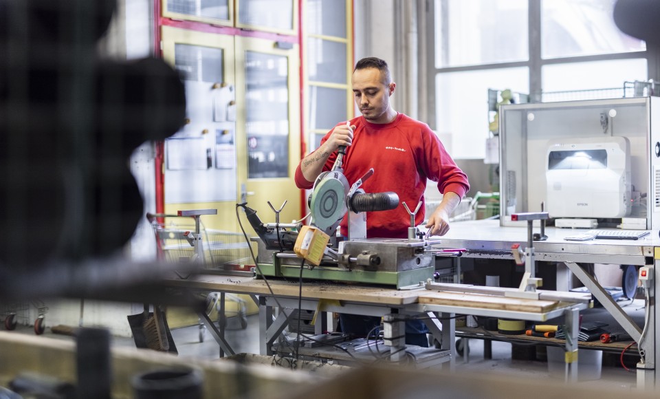 Préfabrication de systèmes de parois en applique Spescha Haustechnik AG