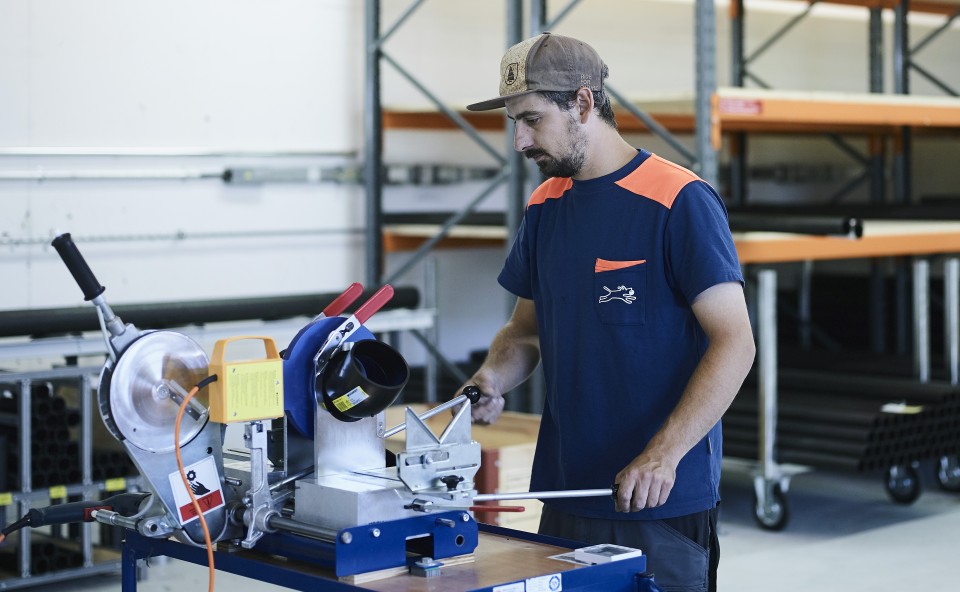 Préfabrication de systèmes de parois en applique Spescha Haustechnik AG