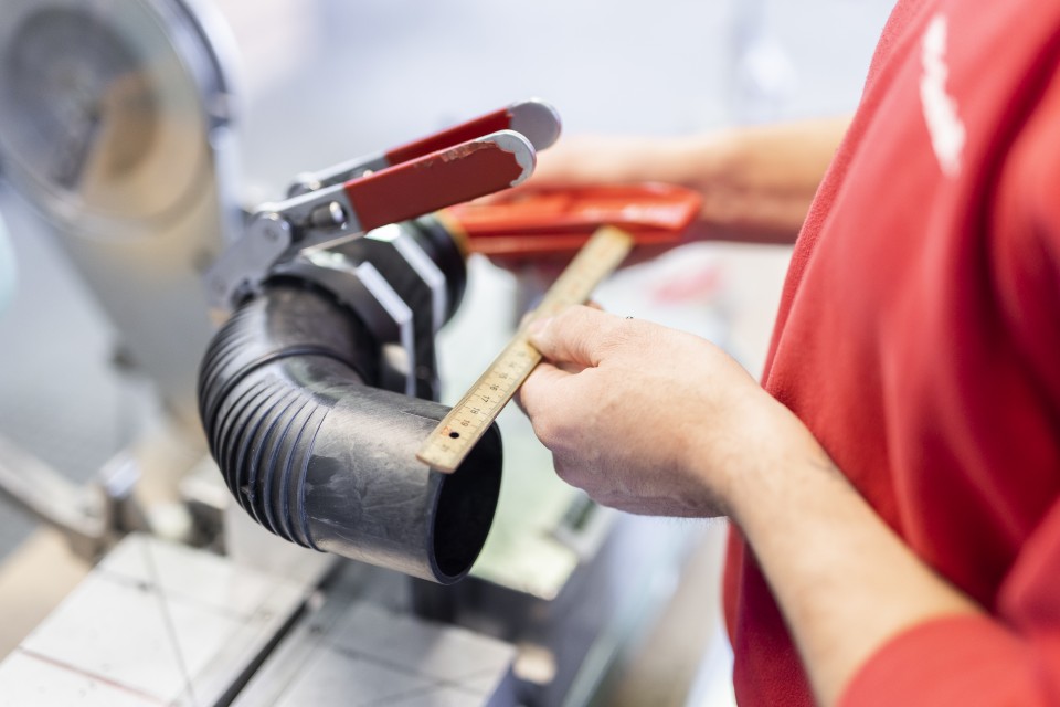 Préfabrication de systèmes de parois en applique Spescha Haustechnik AG
