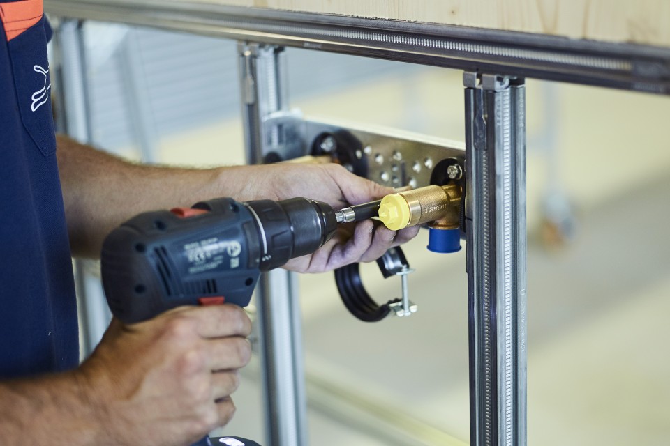 Préfabrication de systèmes de parois en applique Spescha Haustechnik AG