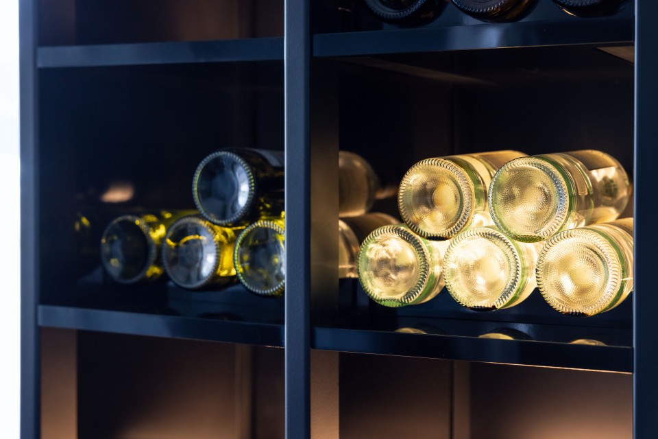 Aerni AG Weinlagergestell Formstahlrohre Stahlbleche