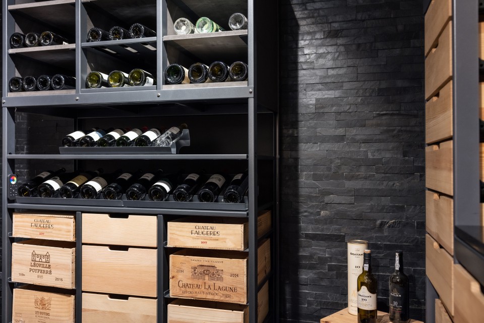 Aerni AG Weinlagergestell Formstahlrohre Stahlbleche