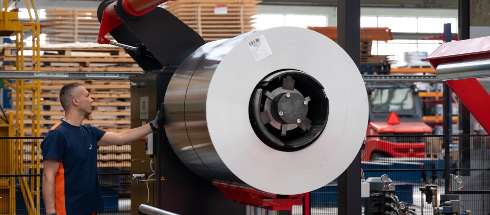 linea di taglio trasversale Menziken taglio lamiere di alluminio
